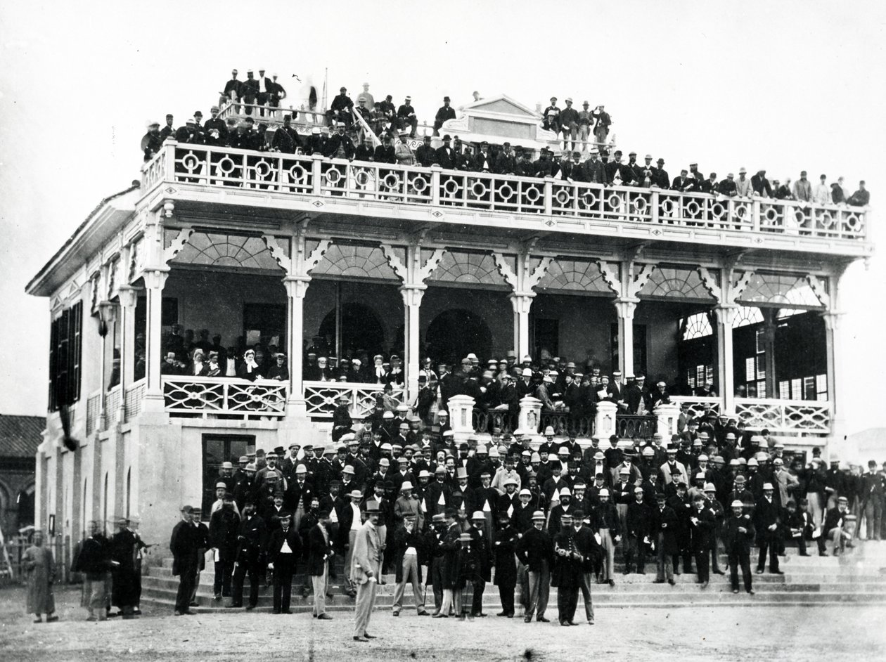 مدرج ممتلئ بالناس ، شنغهاي ، 1870s بواسطة مصور انجليزى