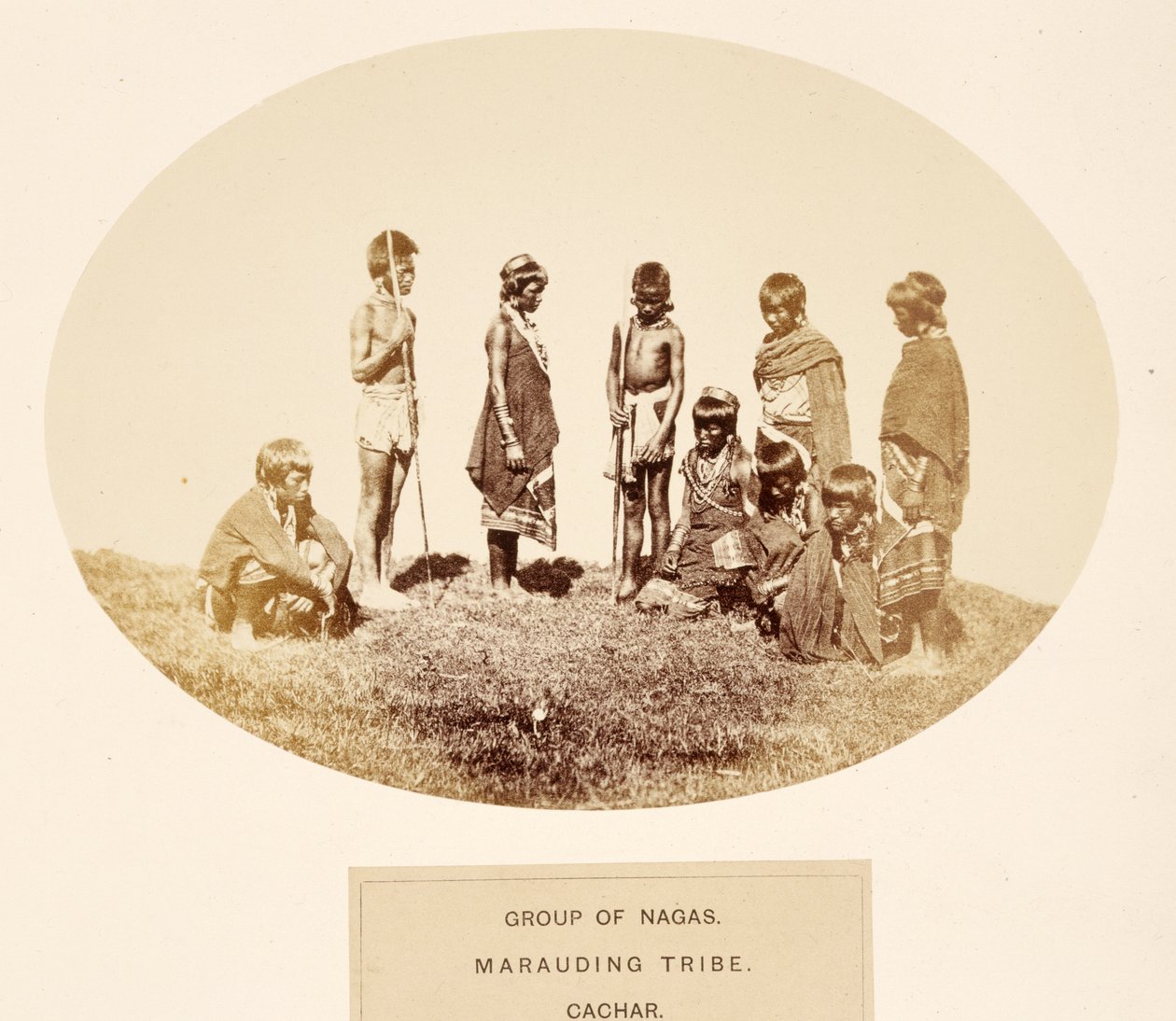 مجموعة Nagas ، Marauding Tribe ، Cachar ، من The People of India ، بقلم J. Forbes Watson ، تم نشره عام 1868 (طبعة زخرفية) بواسطة مصور انجليزى