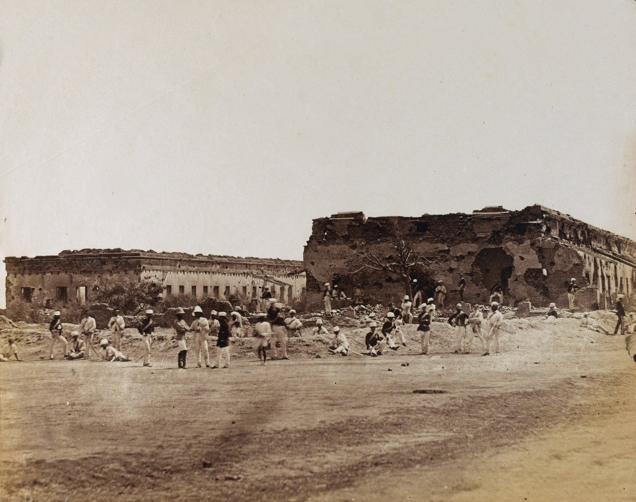الجنود الهنود من المباني المدمرة ، c.1858 (صورة بني داكن) بواسطة مصور انجليزى