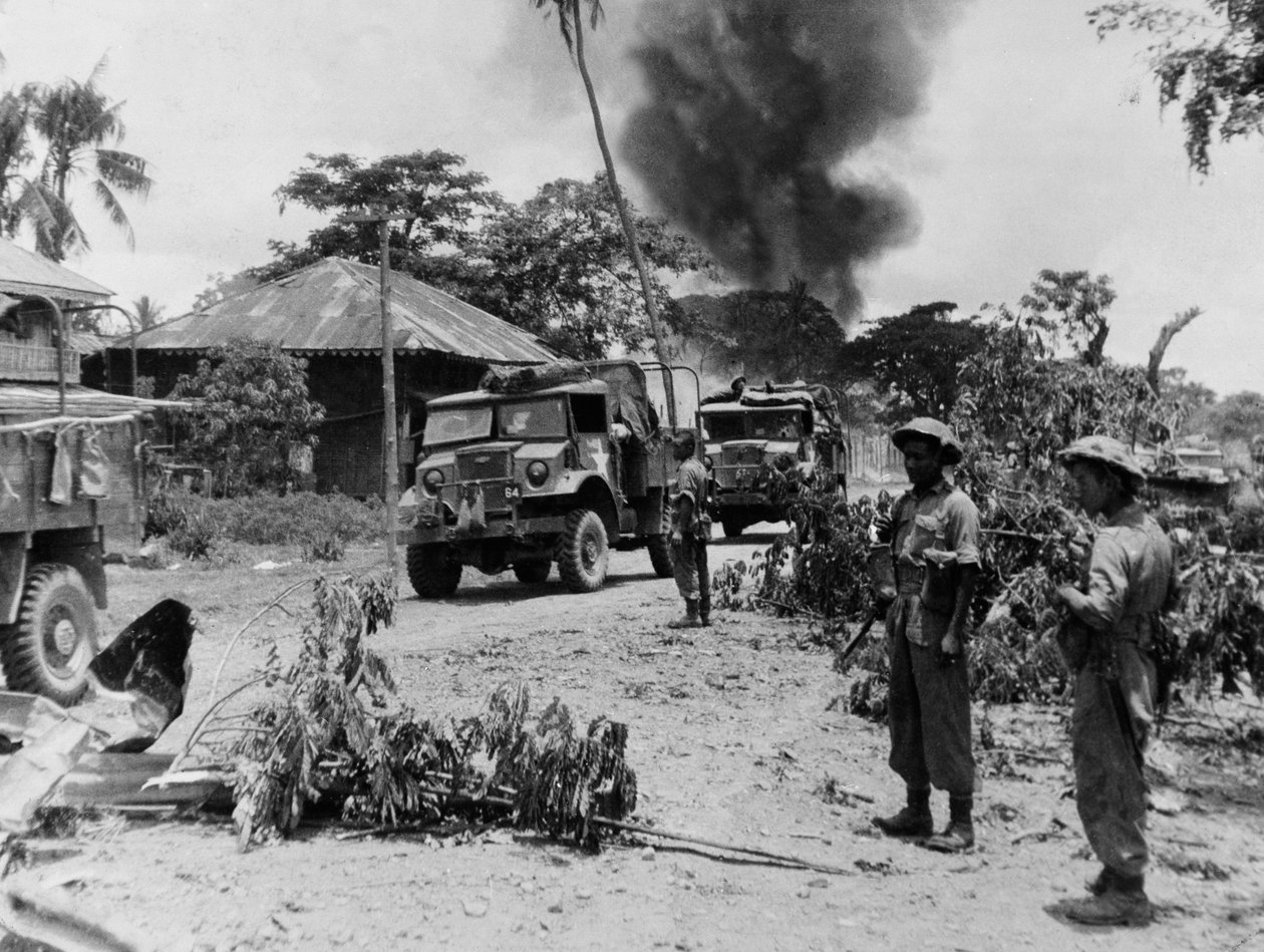 القوات الهندية من الفرقة 17 في Payagyi خلال الأميال القليلة الماضية من التقدم في رانغون ، أبريل 1945 بواسطة مصور انجليزى