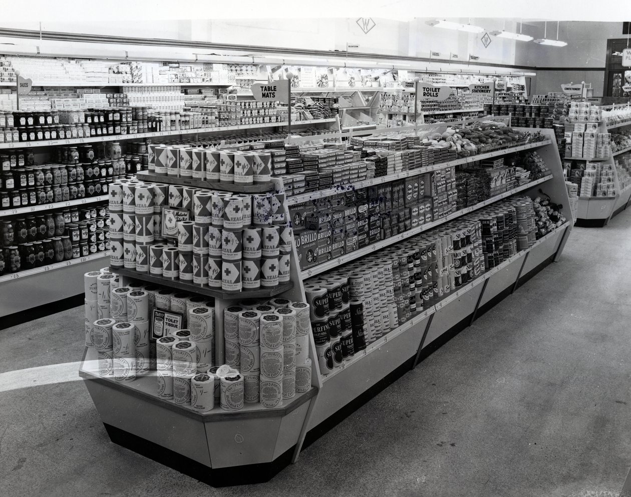 داخل متجر Woolworths ، 1956 بواسطة مصور انجليزى