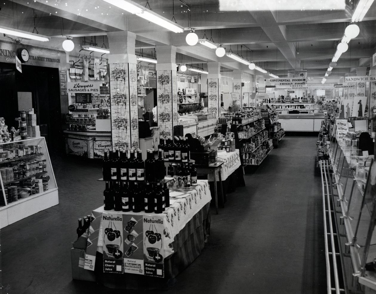 داخل متجر Woolworths ، 1956 بواسطة مصور انجليزى