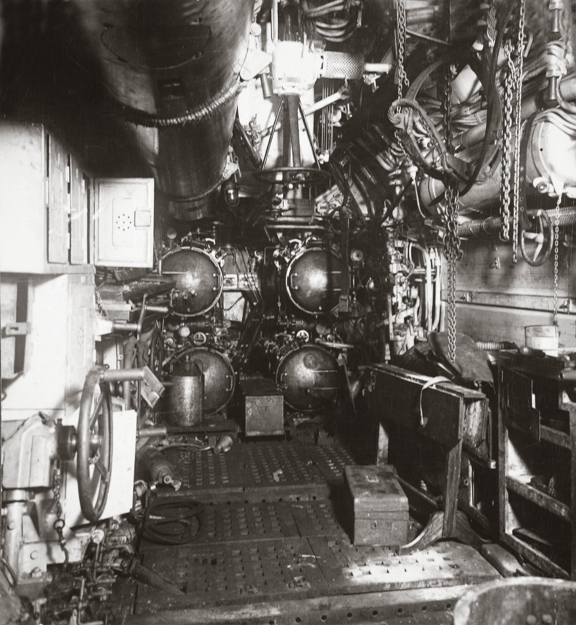 داخل الحجرة الأمامية من U-boat 135 التي تظهر طوربيد وأربعة أنابيب طوربيد بواسطة مصور انجليزى