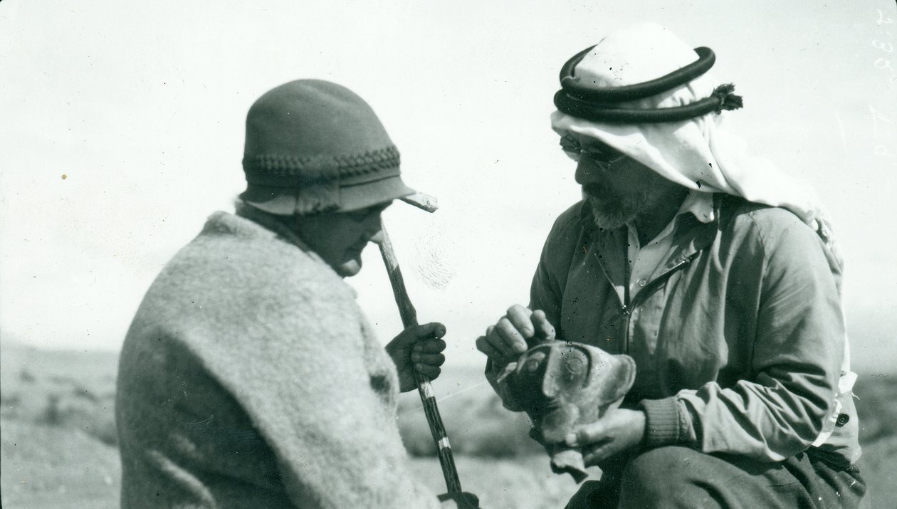 جون جارستانج يعرض قطعة من خزف الفخار يهودية للسيدة جارستانج ، 1930 بواسطة مصور انجليزى