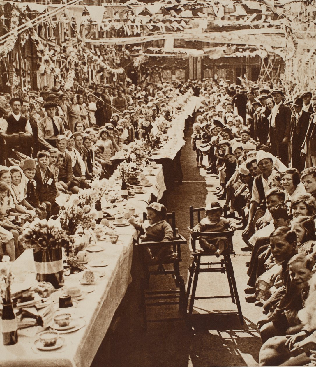 حفلة شاي اليوبيل للأطفال في طريق أورفيل ، باترسي ، 1935 بواسطة مصور انجليزى