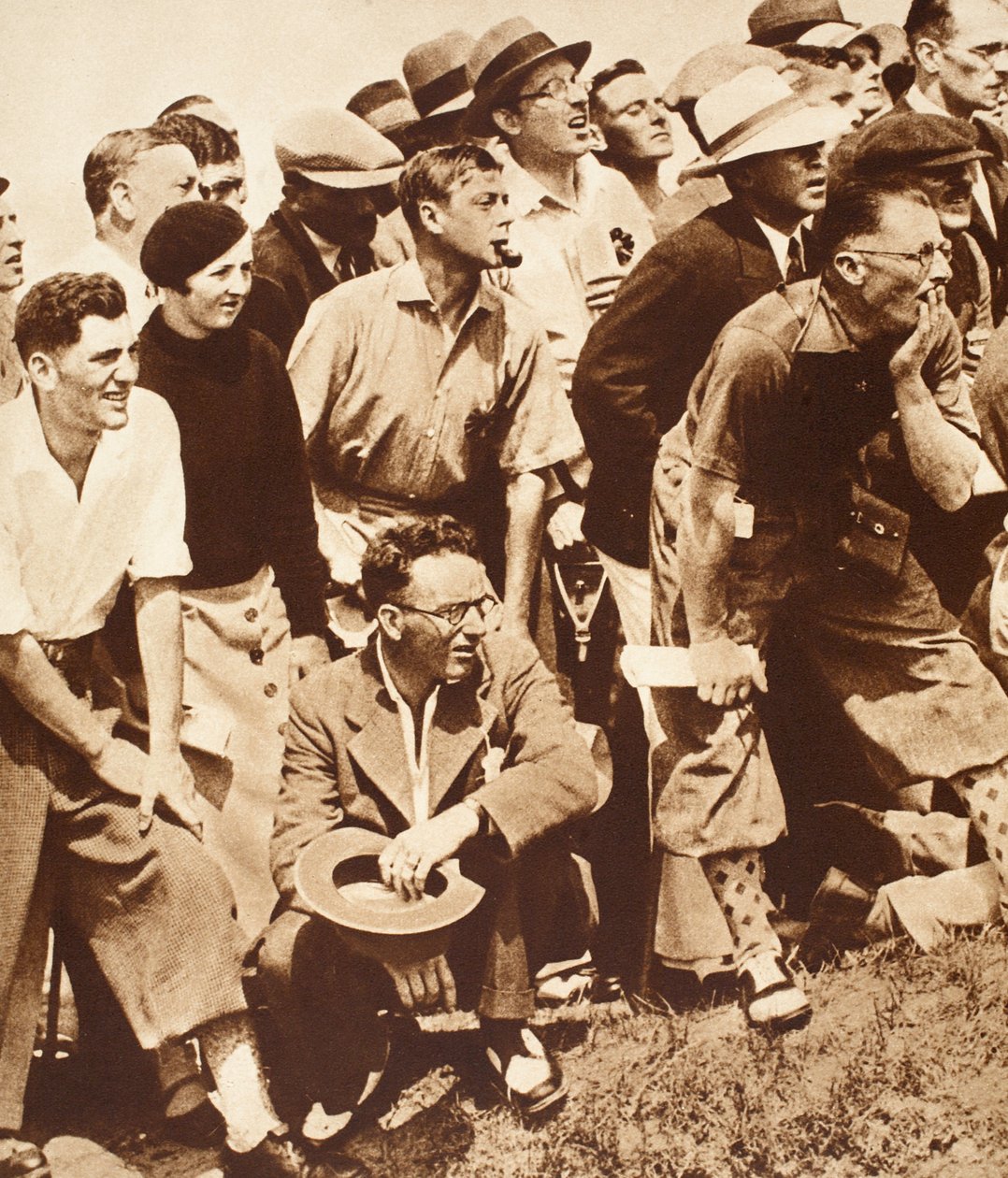 الملك إدوارد الثامن والأصدقاء يشاهدون الجولف في البطولات المفتوحة ، سانت أندروز ، 1930s بواسطة مصور انجليزى