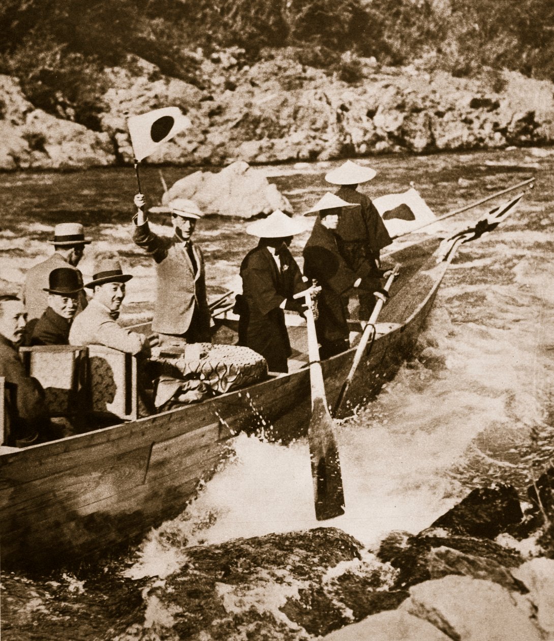 الملك إدوارد الثامن في رابيدز في كيوتو باليابان ، 1922 بواسطة مصور انجليزى