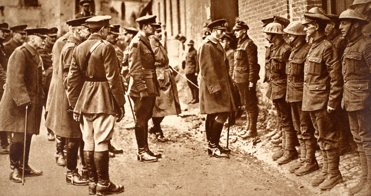 الملك جورج مع 7 مليار دولار. شيروود فورسترز بعد بوليكور ، مارس 1918 بواسطة مصور انجليزى