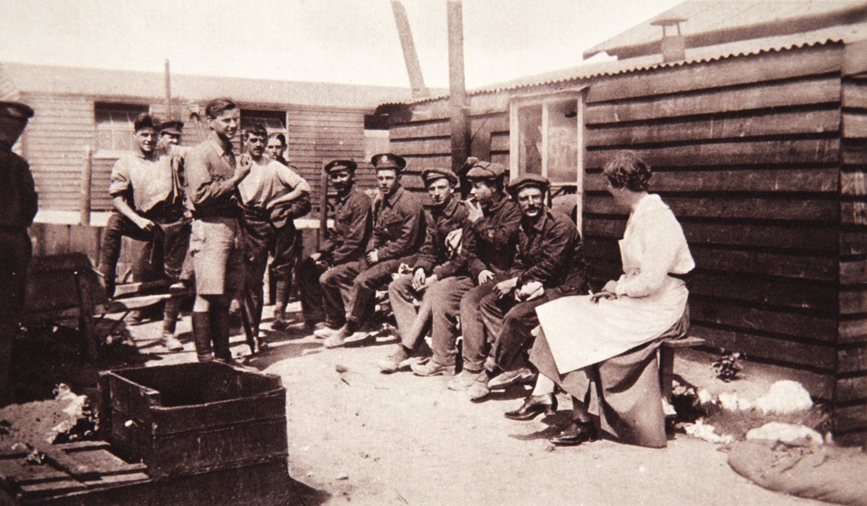 ليدي أنجيلا فوربس الحمام في المقدمة ، من أخبار الحرب المصورة ، 1916 (صورة بني داكن) بواسطة مصور انجليزى