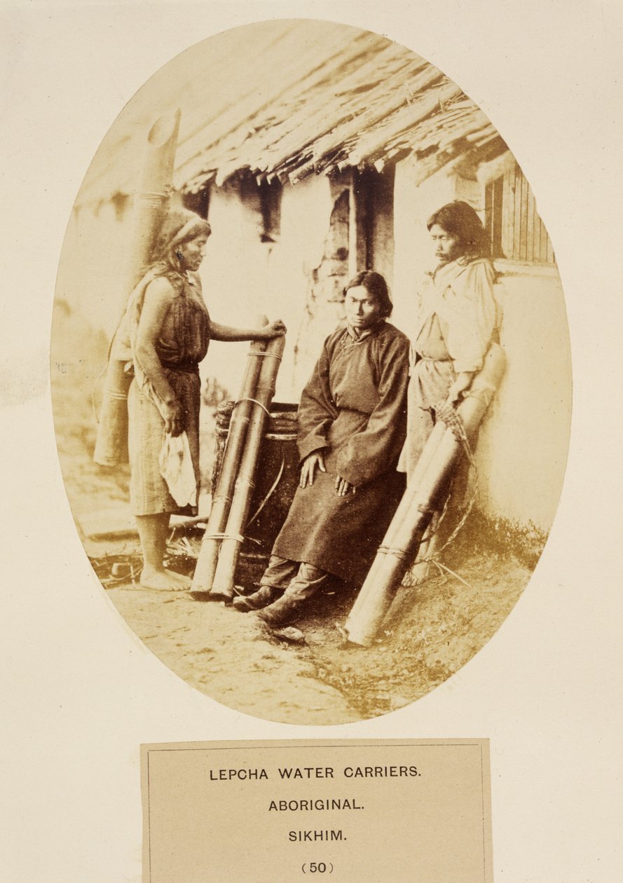 Lepcha Water Carriers ، Aboriginal ، Sikhim ، from The People of India ، بقلم جيه فوربس واتسون ، تم نشره عام 1868 (طبعة زخرفية) بواسطة مصور انجليزى