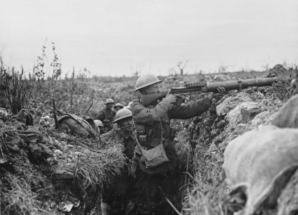 لويس مدفعي على خطوة خندق 1916-1918 بواسطة مصور انجليزى
