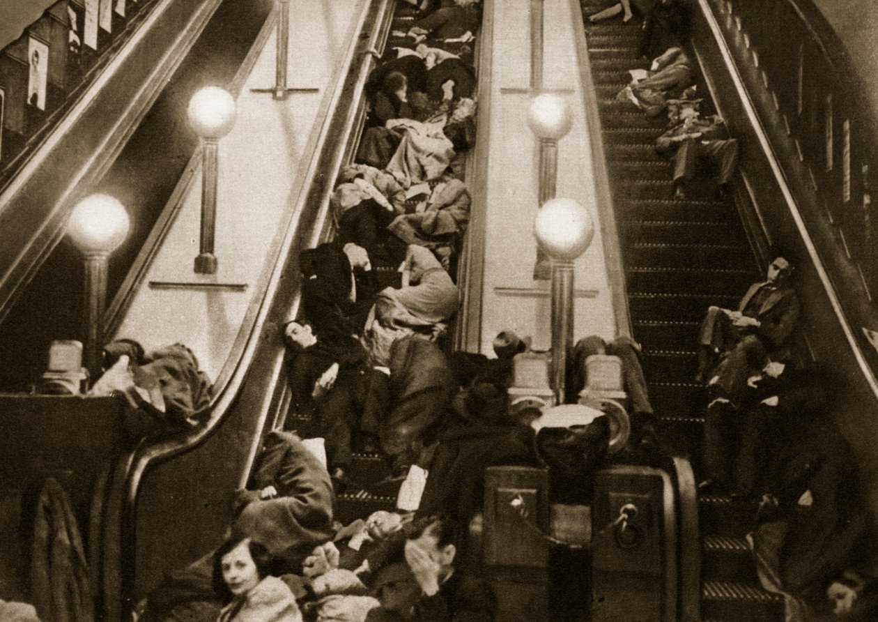 اللندنيون يبحثون عن ملجأ من القنابل في مترو الأنفاق ، 1940 بواسطة مصور انجليزى