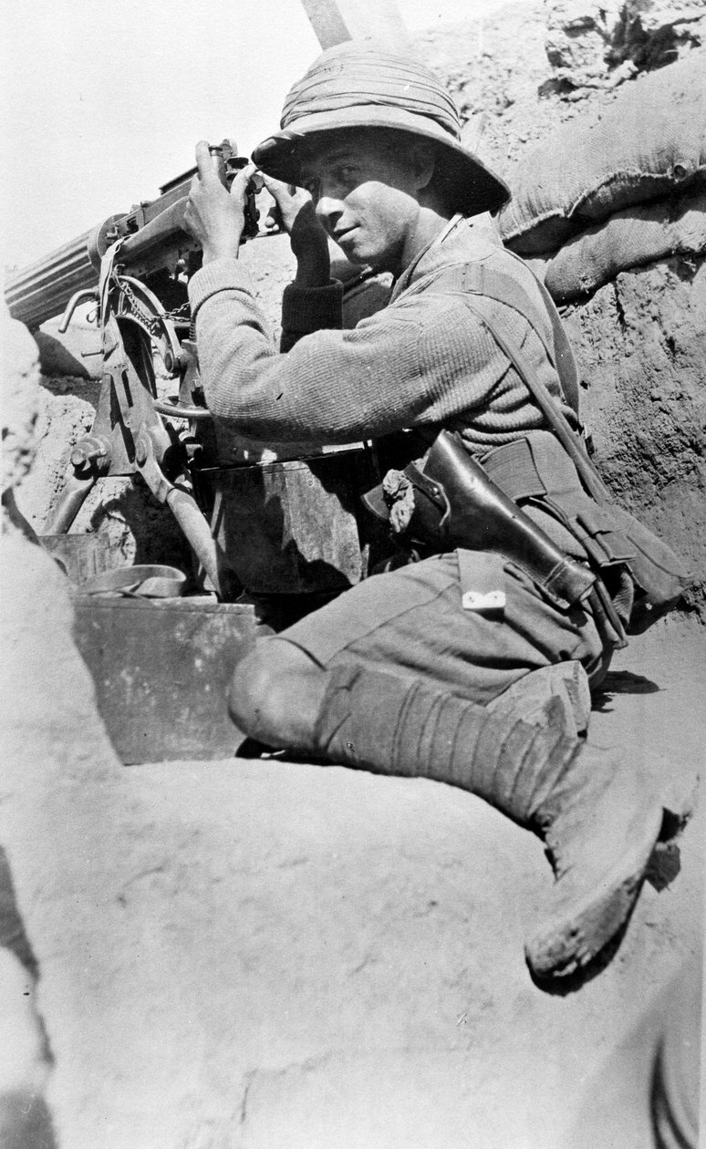 مدفعي رشاش في خندق ، الصنائع ، 1916 بواسطة مصور انجليزى