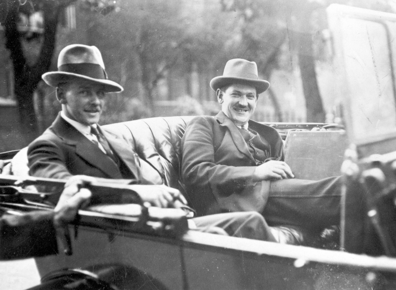 مايكل كولينز (1890-1922) مع إيميت دالتون خلال مناقشات المعاهدة في لندن ، 1921 بواسطة مصور انجليزى