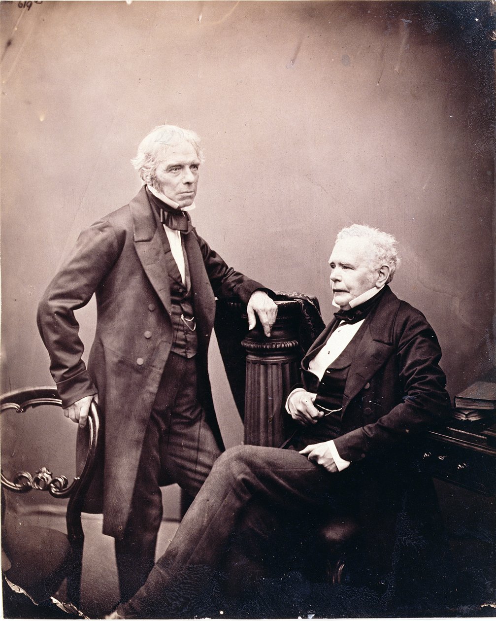 مايكل فاراداي (1791-1867) وويليام توماس براندي (1788-1866) (جالس) 1850s منتصف 1860s (طبعة زلال) بواسطة مصور انجليزى