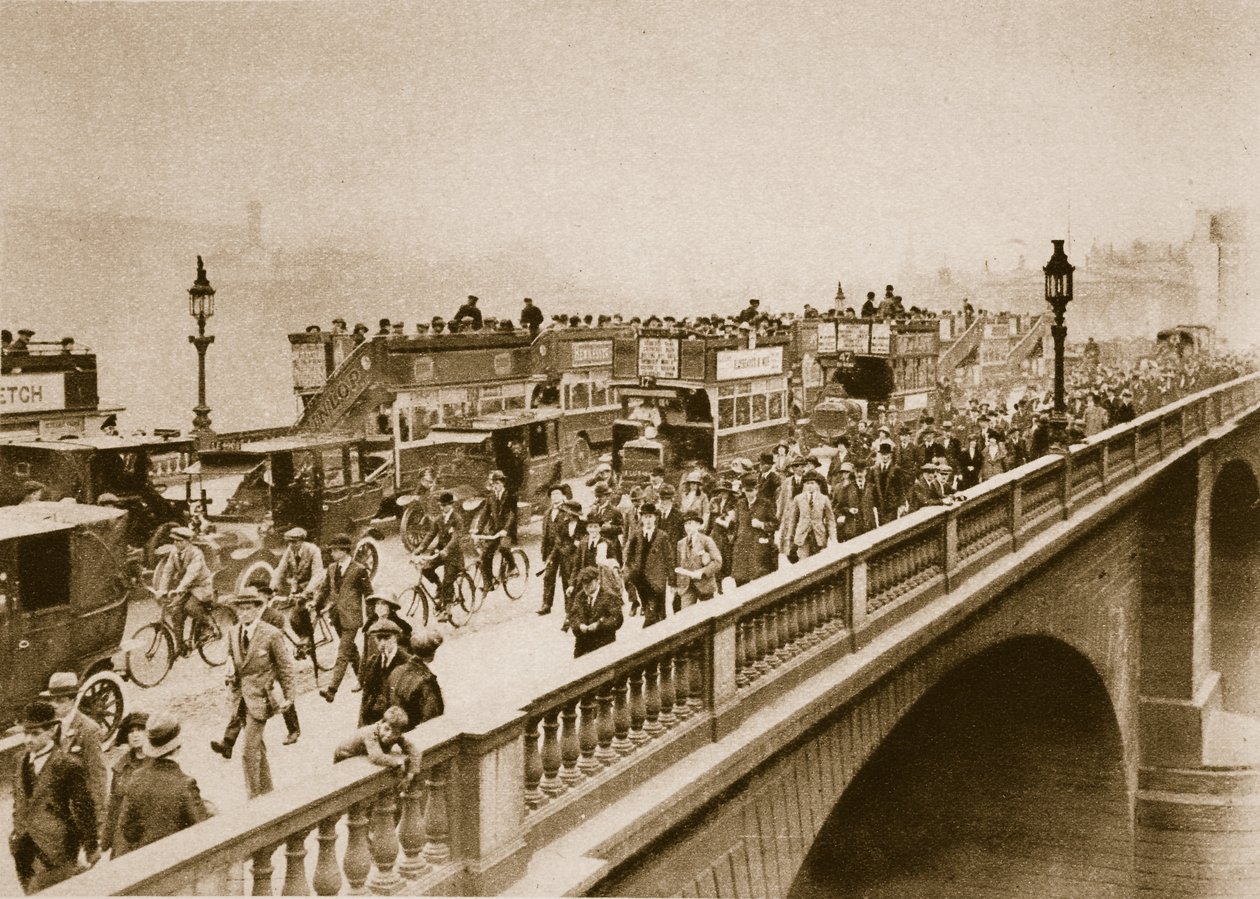 الاثنين ساعة ush ساعة على جسر لندن (الصورة البني الداكن) بواسطة مصور انجليزى