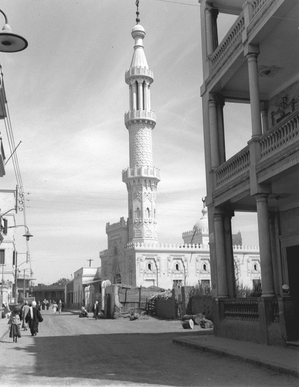 مسجد في الأقصر الحديثة ، من ألبوم يحتوي على 206 صورة من إعداد الرائد WHJ Sale ، 1940-1943 بواسطة مصور انجليزى