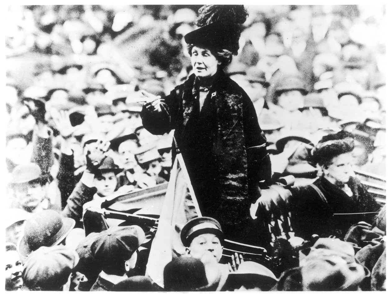 السيدة Emmeline Pankhurst (1857-1928) مخاطبة حشد في نيويورك بواسطة مصور انجليزى