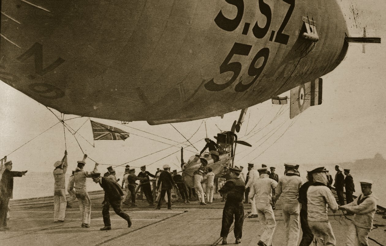 المنطاد البحري ينزل إلى رباطها على سطح السفينة HMS Furious ، 1914-1919 بواسطة مصور انجليزى
