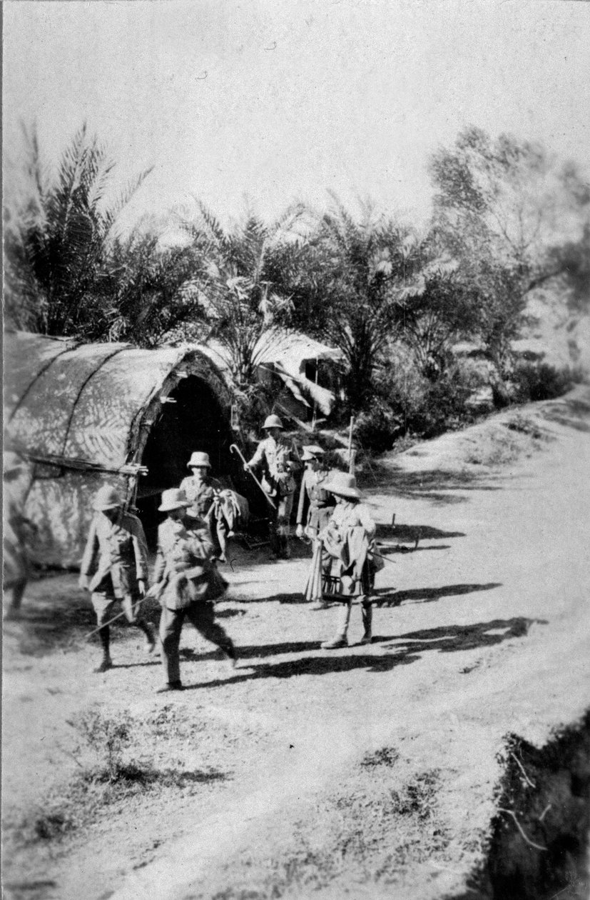 الضباط يمشون أمام كوخ من القصب ، 1917 بواسطة مصور انجليزى