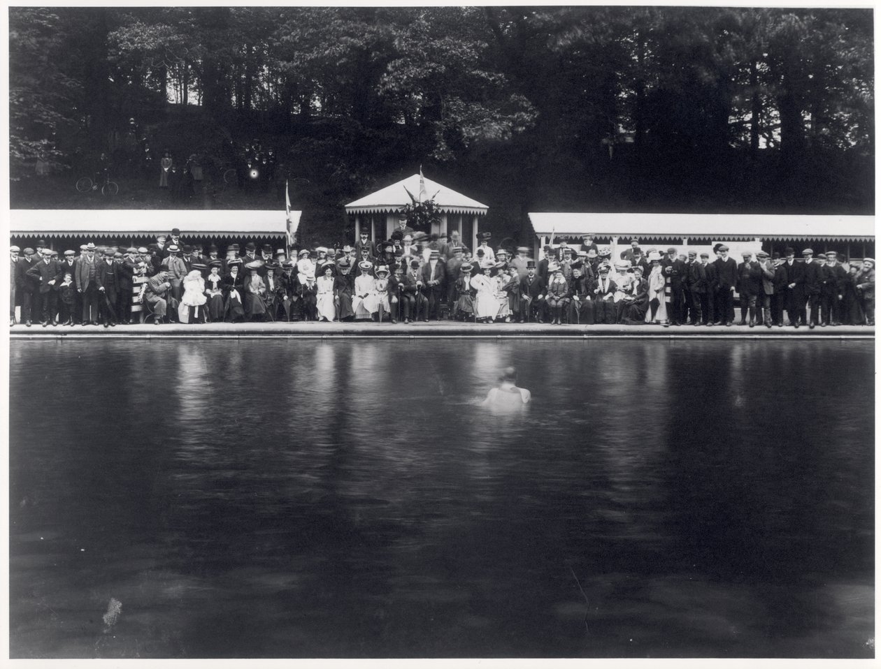 الافتتاح الرسمي لحمام سباحة Roundhay Park في الهواء الطلق ، ليدز ، 29 يوليو 1907 بواسطة مصور انجليزى
