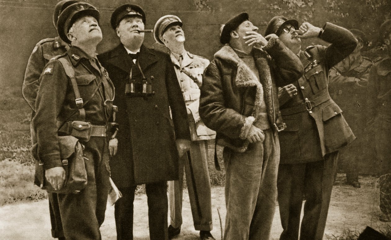 على الجبهة: تشرشل ومونتغومري يشاهدان معركة بعنف ، 1944 بواسطة مصور انجليزى