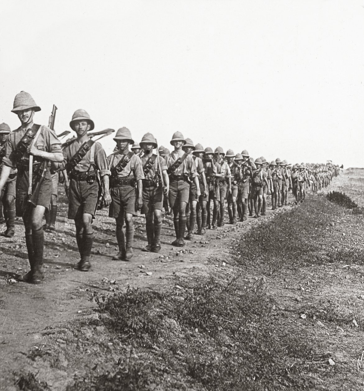 في المسيرة الطويلة خلال الحر الشديد في بغداد عام 1917 بواسطة مصور انجليزى