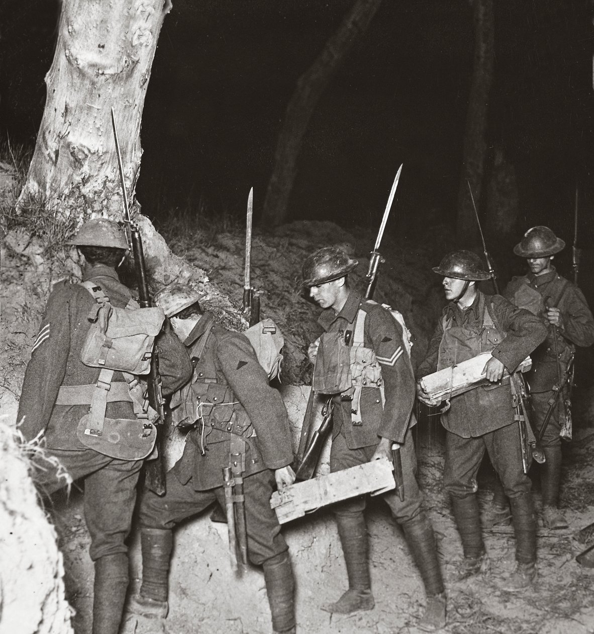 جنودنا يغادرون في النسغ في عملية ليلية لقطع الهون ممسكين بـ Villers-Bretonneux ، 1918 بواسطة مصور انجليزى