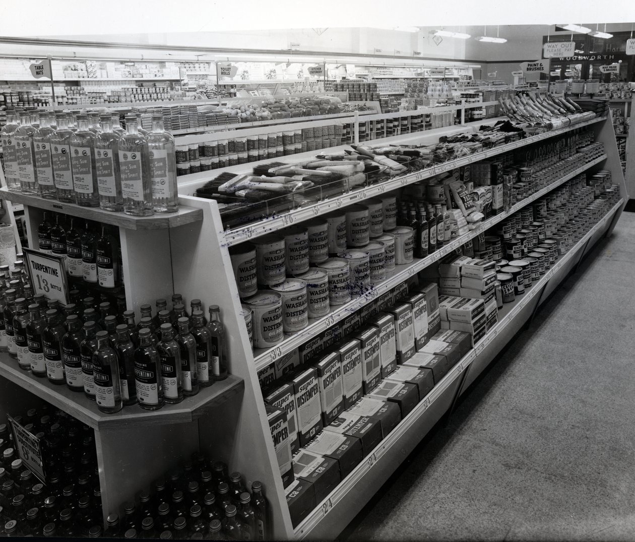 ممر الدهانات والفرش ، متجر Woolworths ، 1956 بواسطة مصور انجليزى