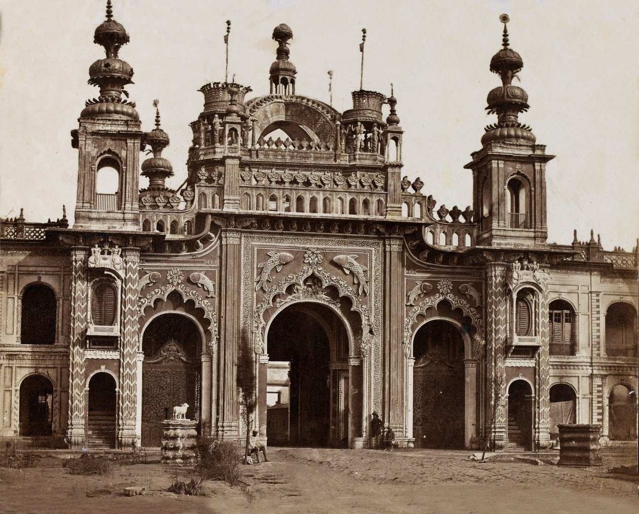 بوابة القصر ، ج 1858 بواسطة مصور انجليزى