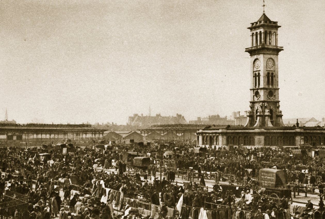جزء من سوق كاليدونيان ، أحد أكبر أسواق الماشية في العالم (صورة بني داكن) بواسطة مصور انجليزى