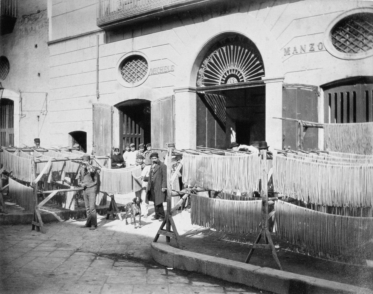 تجفيف المعكرونة في الشوارع ، نابولي ، 1897 بواسطة مصور انجليزى
