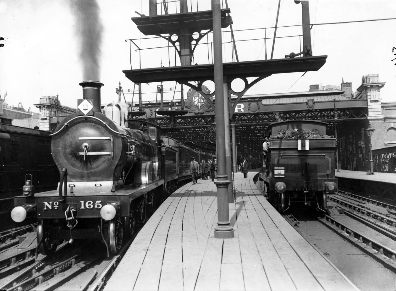 المنصات في محطة تشارينج كروس ، 1913 بواسطة مصور انجليزى