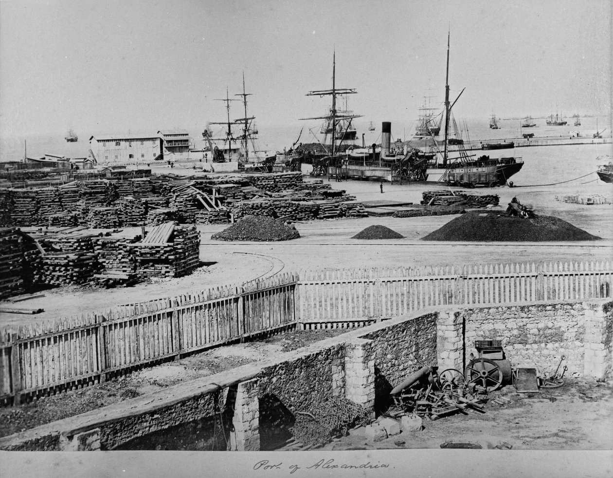 ميناء الإسكندرية ، 1880-3 بواسطة مصور انجليزى