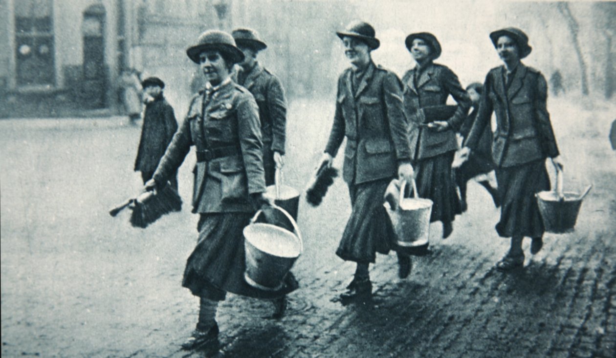 حماية عملية في الشوارع المظلمة ، توضيح من أخبار الحرب المصورة ، يناير 1917 بواسطة مصور انجليزى