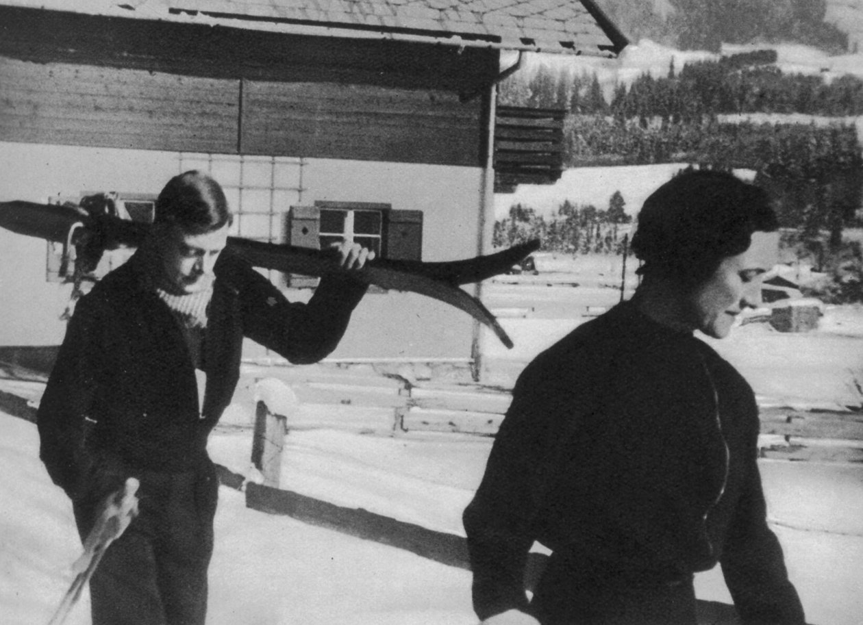 الأمير إدوارد ووالس وارفيلد سيمبسون في عطلة تزلج ، 1936 بواسطة مصور انجليزى