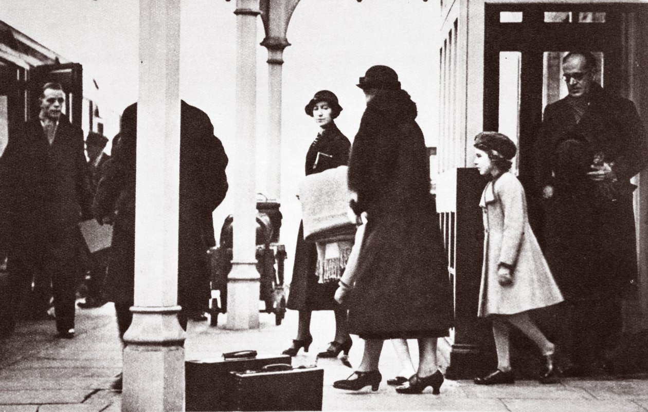 عادت الأميرة إليزابيث والأميرة مارجريت روز إلى لندن في يناير 1936 بواسطة مصور انجليزى