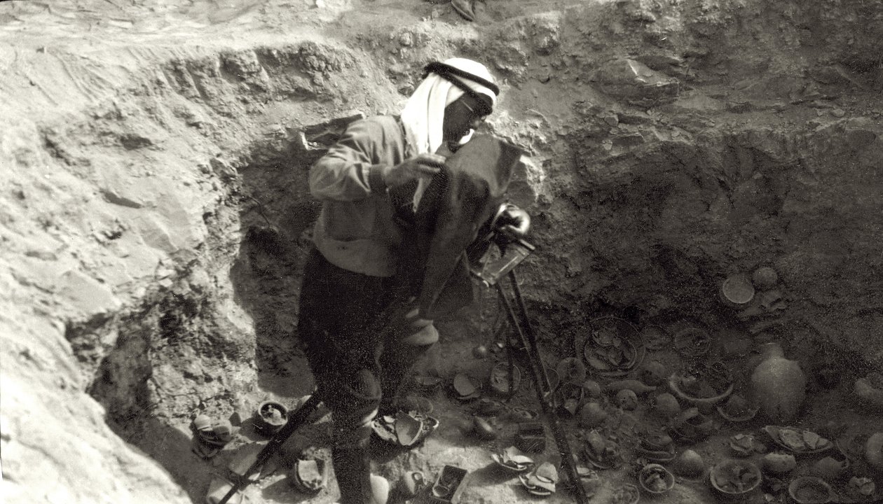 البروفيسور جون غارستانغ يصور الفخار المكسور في الموقع في حفريات أريحا ، 1930-1936 بواسطة مصور انجليزى