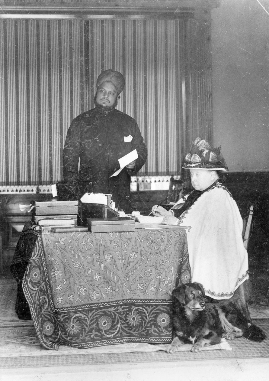 الملكة فيكتوريا ، إمبراطورة الهند وعبد الكريم المنشي ، ج 1894 بواسطة مصور انجليزى