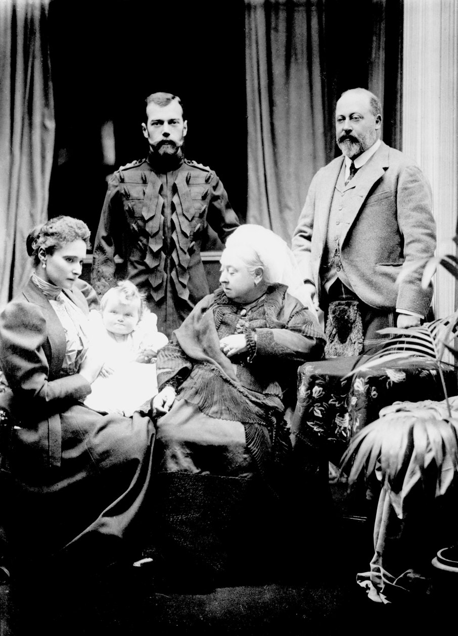 الملكة فيكتوريا ، القيصر نيكولاس الثاني ، Tsarina Alexandra Fyodorovna ، ابنتها أولغا نيكولايفنا وألبرت ، أمير ويلز تم تصويره في Balmoral ، 1896 بواسطة مصور انجليزى