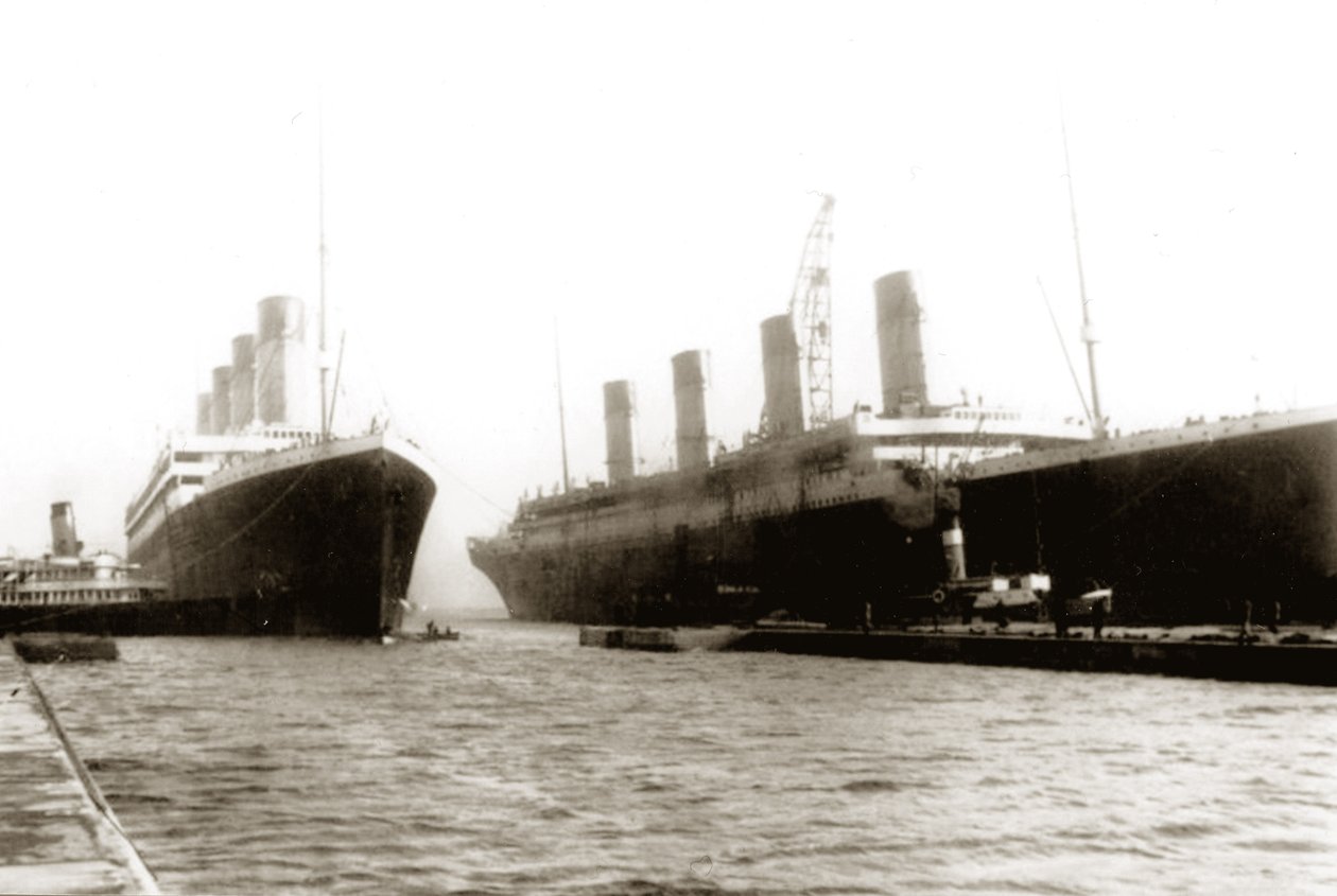 نقلت RMS Titanic من الحوض الجاف للسماح لسفينتها الشقيقة ، RMS Olympic ، باستبدال المروحة ، 6 مارس 1912 بواسطة مصور انجليزى