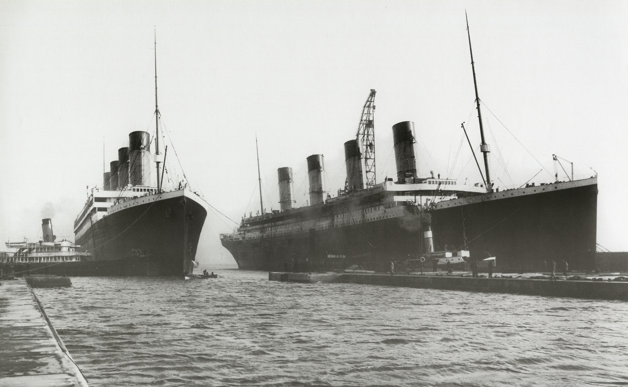 نقلت RMS Titanic من الحوض الجاف للسماح لسفينتها الشقيقة ، RMS Olympic ، باستبدال المروحة ، 6 مارس 1912 بواسطة مصور انجليزى