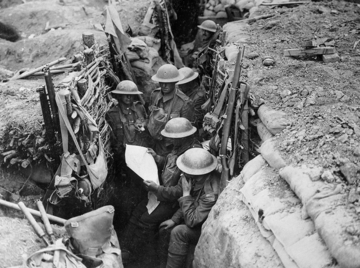 قراءة صحيفة في الخنادق 1916-1917 بواسطة مصور انجليزى