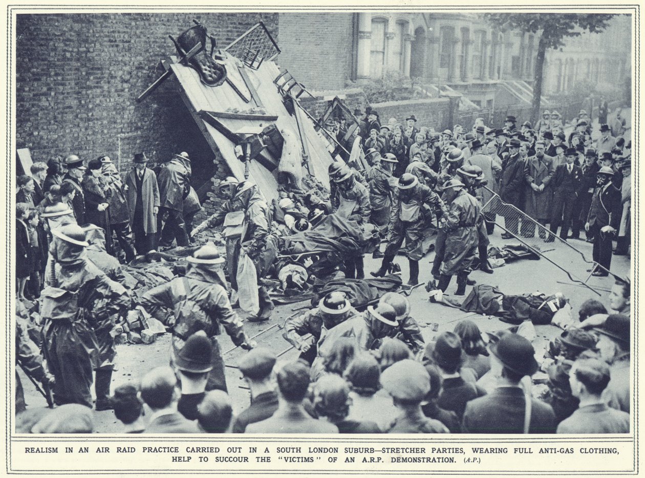 الواقعية في ممارسة الغارات الجوية التي نفذت في إحدى ضواحي جنوب لندن ، من The Illustrated War News ، نشرت في 8 نوفمبر 1939 بواسطة مصور انجليزى