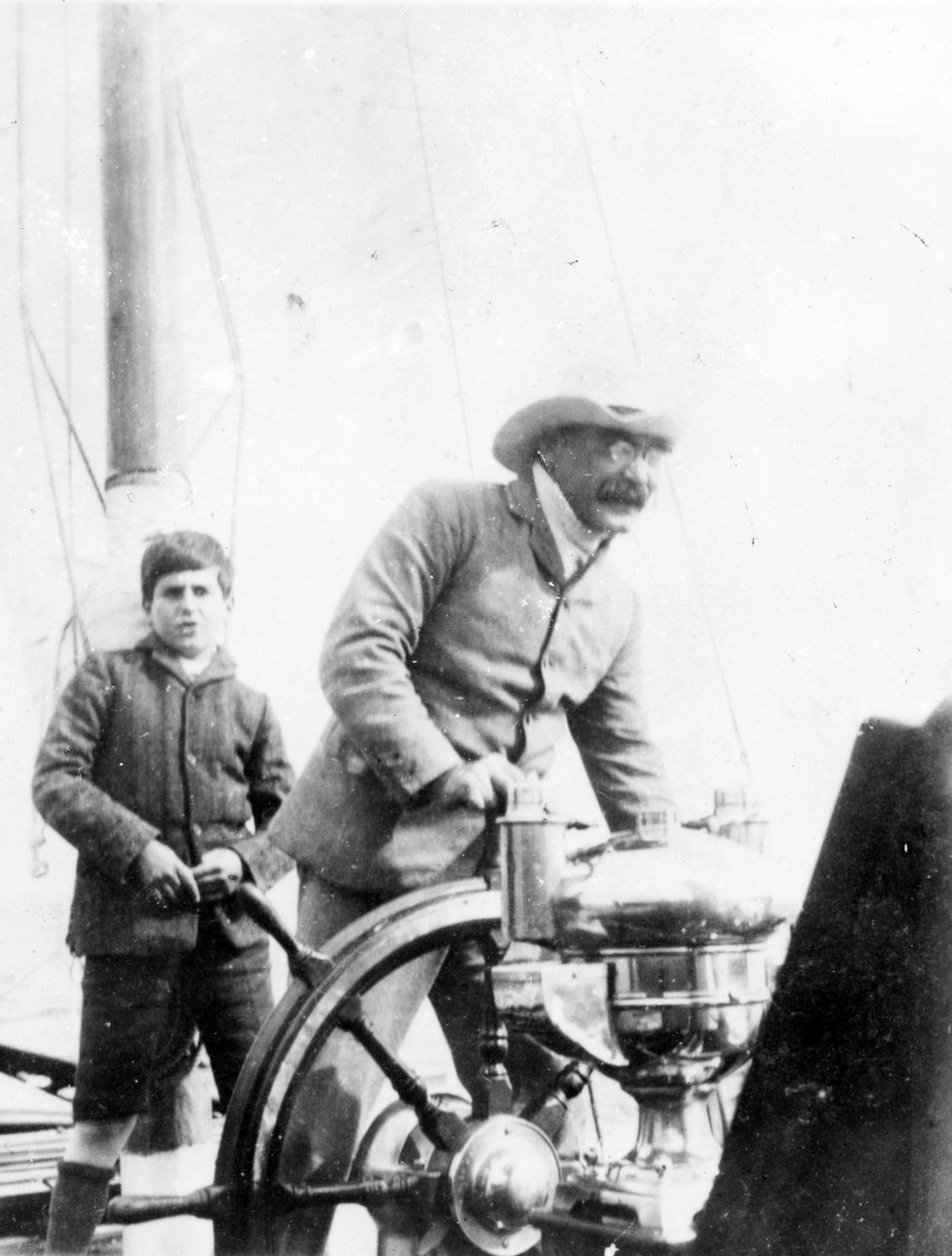 روديارد كيبلينج وابنه جون على متن اليخت بانتام ، حوالي عام 1910 بواسطة مصور انجليزى
