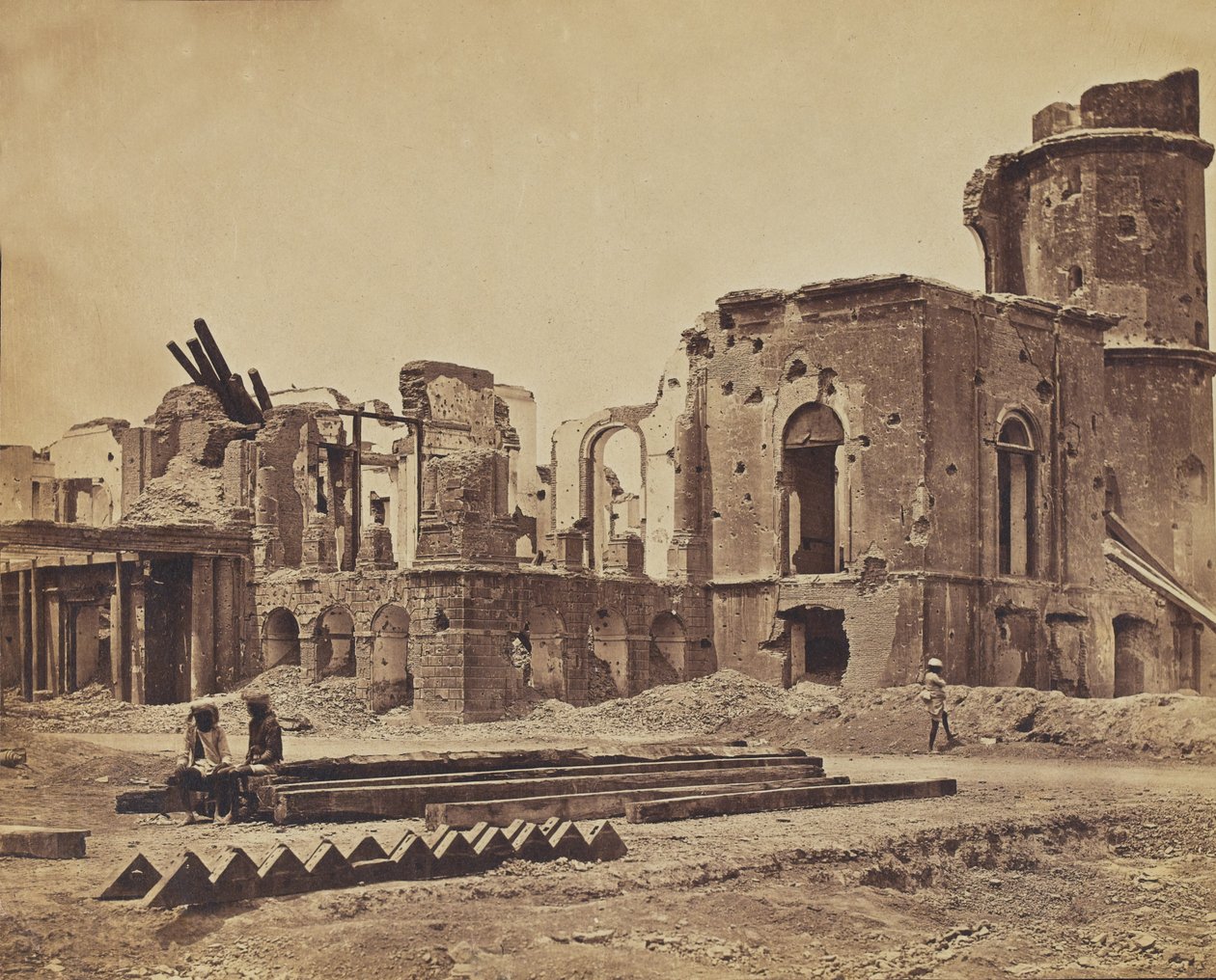 القصر المدمر ، ج 1858 (صورة بني داكن) بواسطة مصور انجليزى