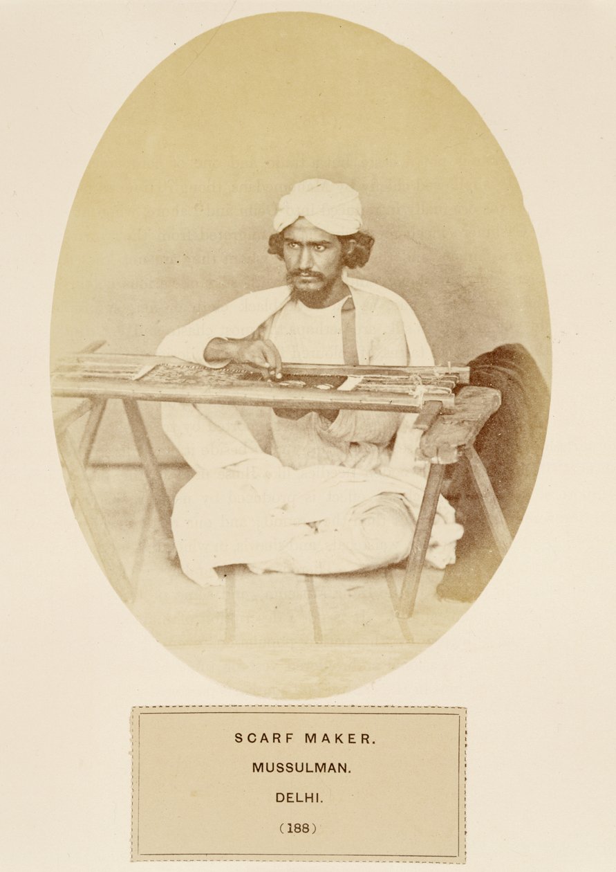 Scarf Maker ، موسولمان ، دلهي ، من شعب الهند ، بقلم جيه فوربس واتسون ، نُشر عام 1868 (طبعة زخرفية) بواسطة مصور انجليزى
