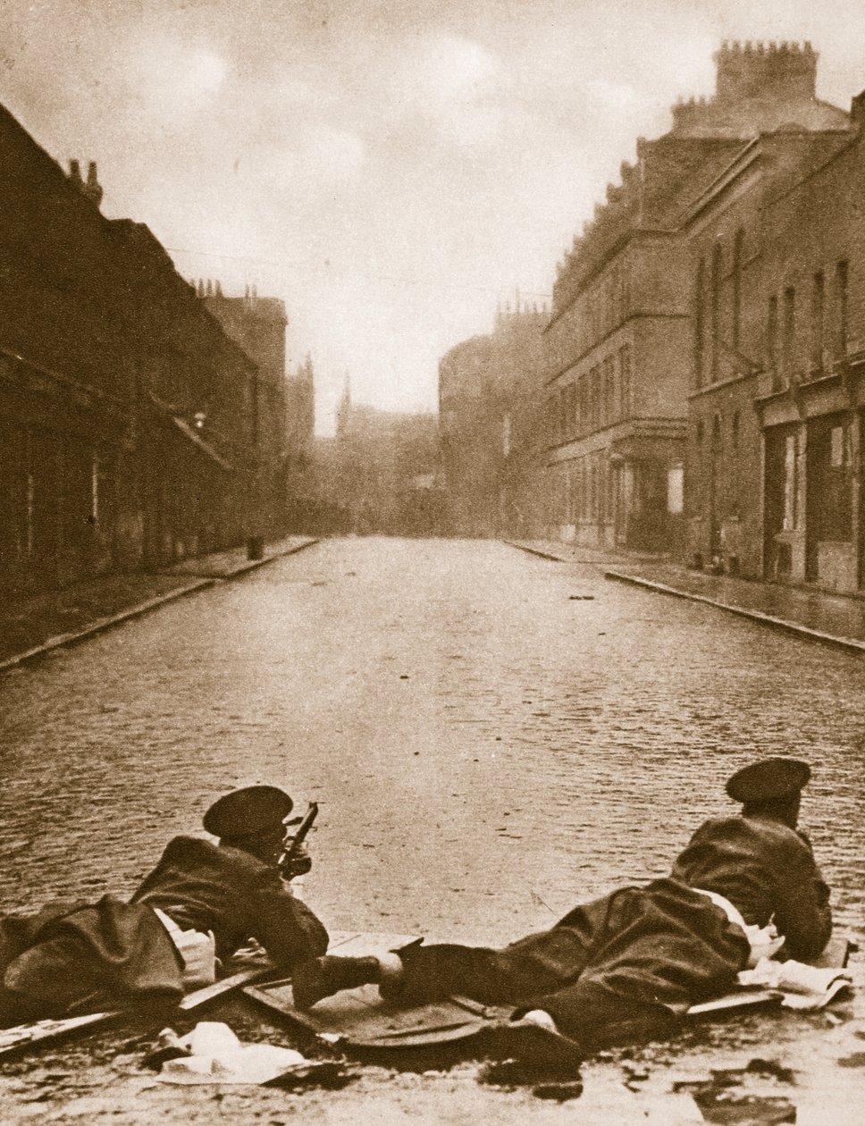 الحرس الاسكتلنديون يحرسون في شارع سيدني ، 1911 (صورة بني داكن) بواسطة مصور انجليزى
