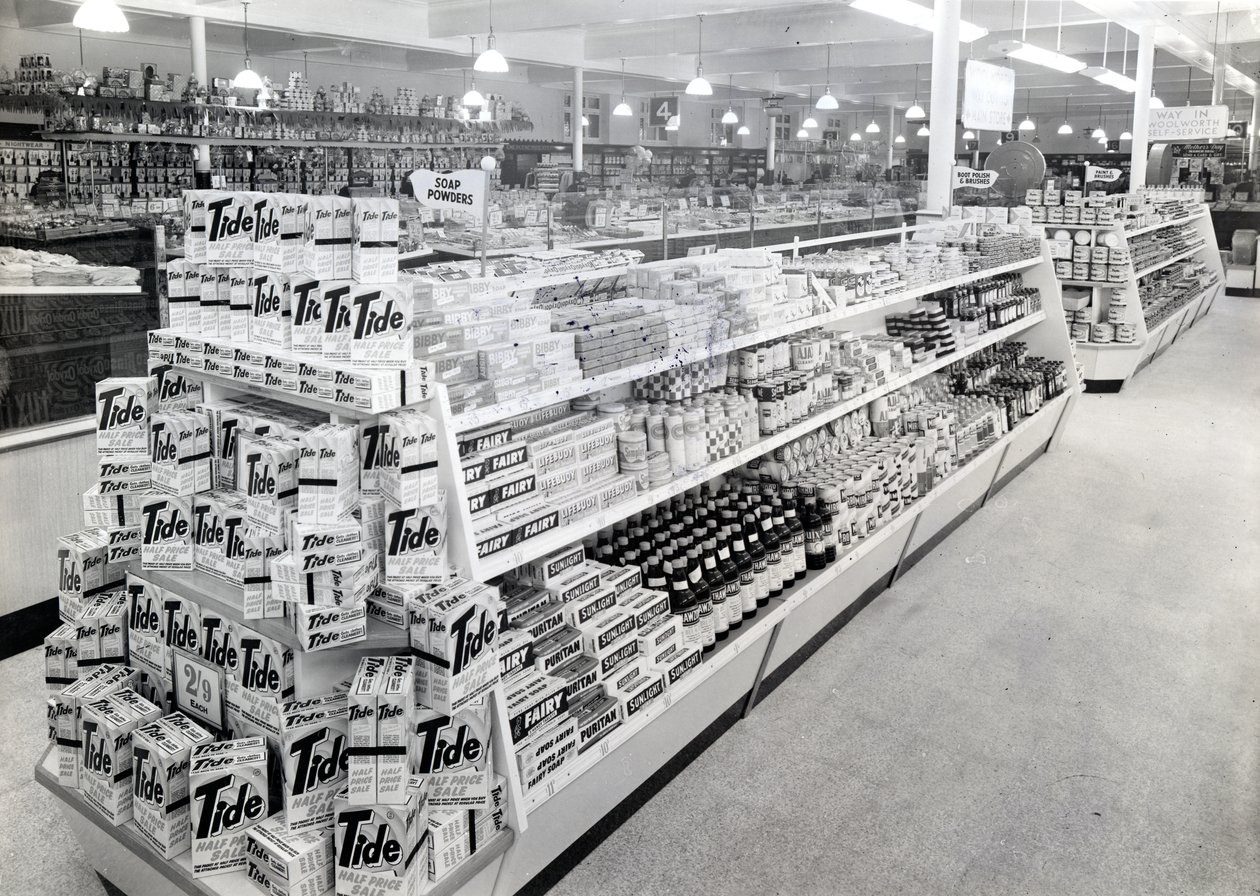 ممر مسحوق الصابون ، متجر Woolworths ، 1956 بواسطة مصور انجليزى