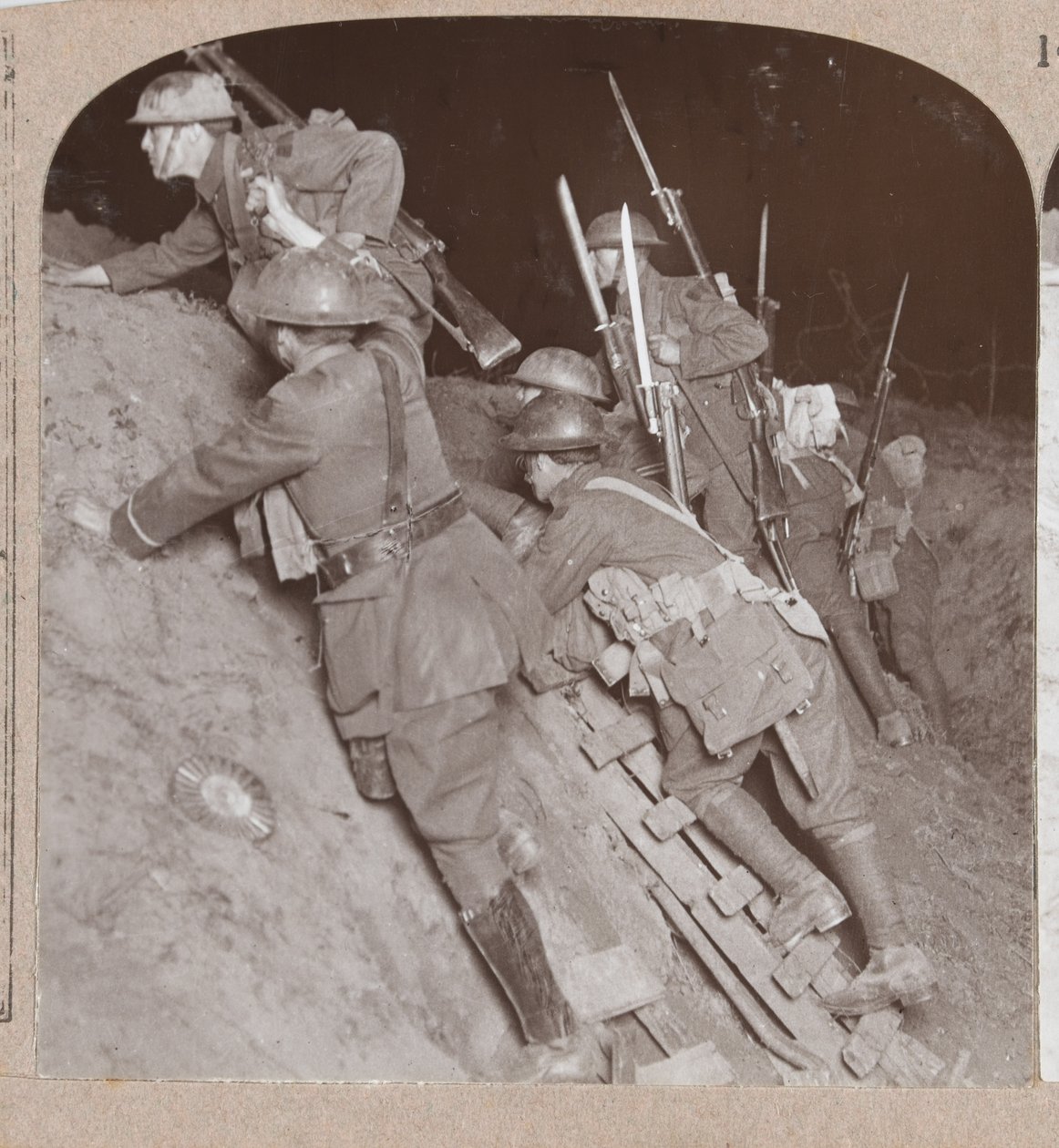 جنود في خندق أثناء هجوم أميان ، 1918 بواسطة مصور انجليزى